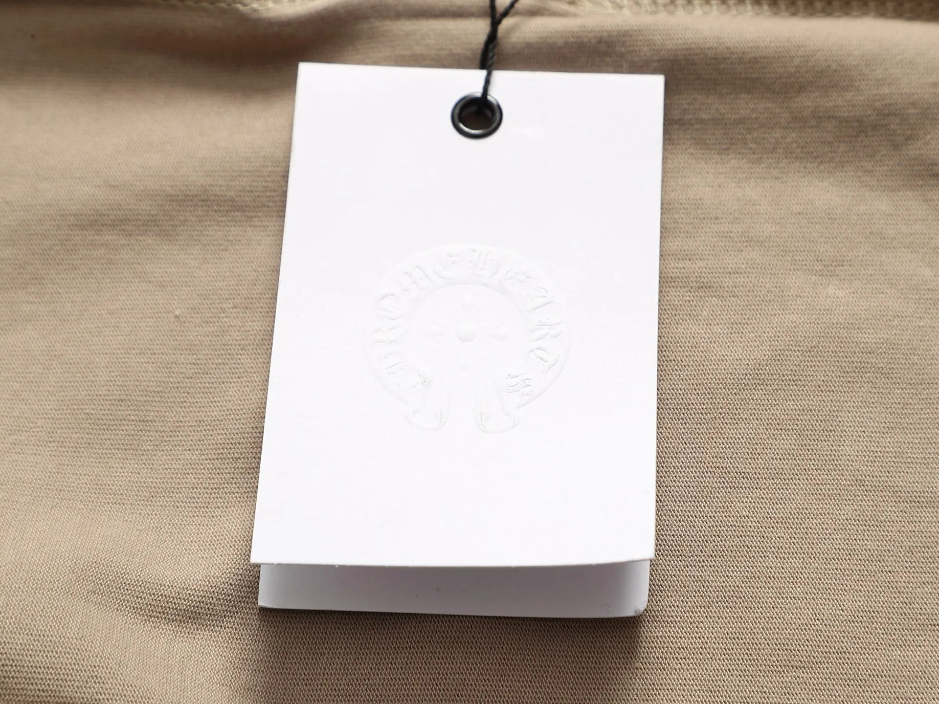🅿️220 Chrome hearts ch Chrome hearts cross leather short-sleeved T-shirts. Large version. Loose and stylish. The difference is the low version, the slim version, the upper body and the crotch. 100% commitment: top quality, not fast food. The highest version on the market. Top quality, 320 grams. 26 custom-dyed double yarn cotton, same style for men and women, complete with three standards. Color: black, purple, brown, khaki Size: XS-L Size chart: